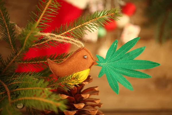 크리스마스 장난감입니다 부리에서의 대마초 대마초 마리화나 레크리에이션 — 스톡 사진