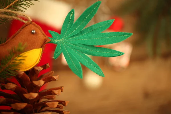 Brinquedo Artesanal Árvore Natal Folha Cannabis Bico Pássaro Cannabis Maconha — Fotografia de Stock