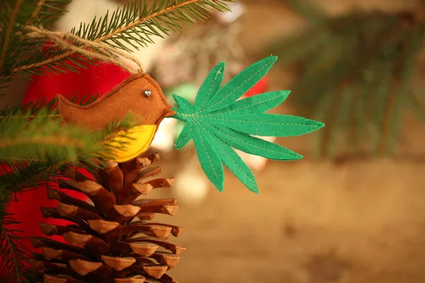 圣诞树上的手工玩具 鸟嘴上的大麻叶 大麻大麻新年产品娱乐 — 图库照片