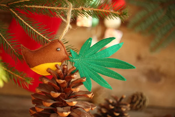 Giocattolo Fatto Mano Sull Albero Natale Foglie Cannabis Nel Becco — Foto Stock
