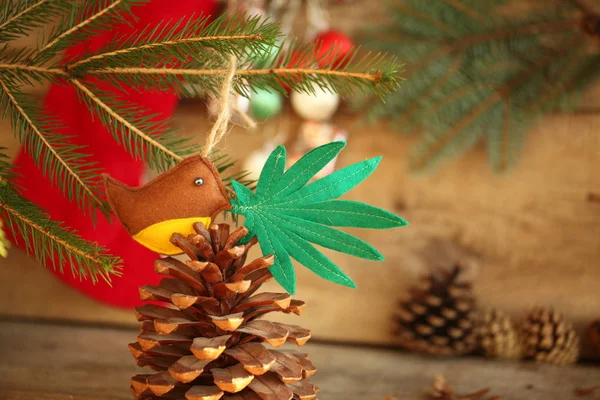 Giocattolo Fatto Mano Sull Albero Natale Foglie Cannabis Nel Becco — Foto Stock