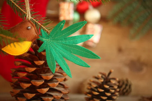 Giocattolo Fatto Mano Sull Albero Natale Foglie Cannabis Nel Becco — Foto Stock