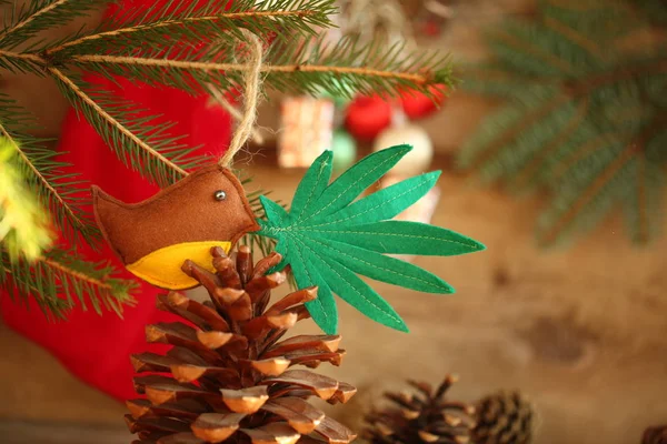 Giocattolo Fatto Mano Sull Albero Natale Foglie Cannabis Nel Becco — Foto Stock