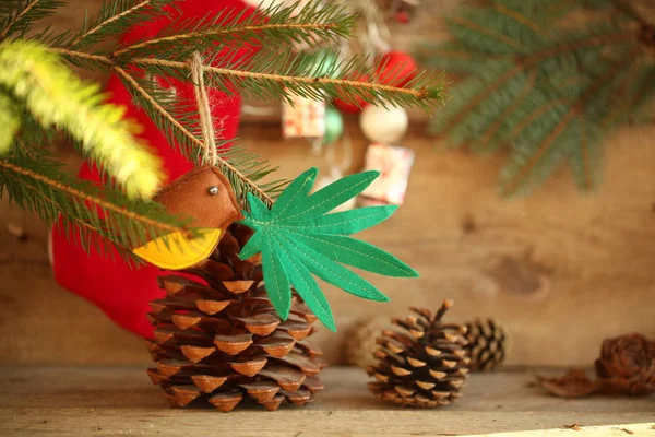 圣诞树上的手工玩具 鸟嘴上的大麻叶 大麻大麻新年产品娱乐 — 图库照片