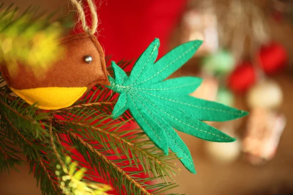 Brinquedo Artesanal Árvore Natal Folha Cannabis Bico Pássaro Cannabis Maconha — Fotografia de Stock