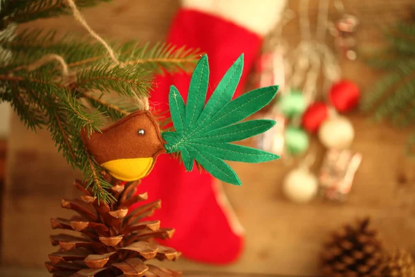 Juguete Hecho Mano Árbol Navidad Hoja Cannabis Pico Del Pájaro — Foto de Stock