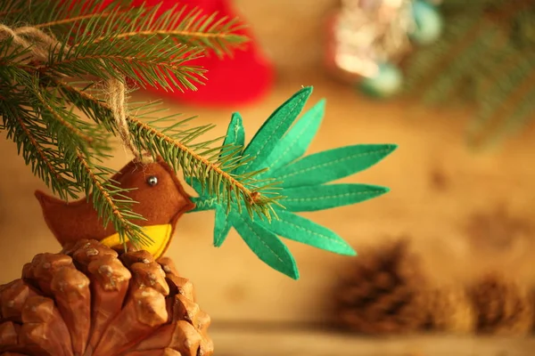 クリスマス ツリーの手作りグッズ 鳥のくちばしで大麻葉 大麻マリファナ新年製品レクリエーション — ストック写真