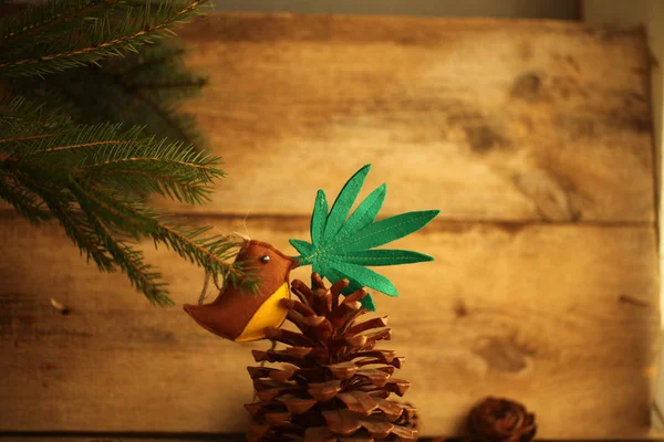 Foglie Cannabis Giocattolo Fatte Mano Nel Becco Dell Uccello Cannabis — Foto Stock