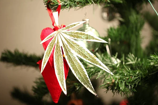 Juguete Hecho Mano Árbol Navidad Marihuana Hoja Cannabis Año Nuevo — Foto de Stock