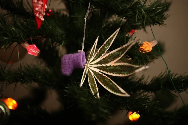 Handgemachtes Spielzeug Weihnachtsbaum Cannabis Blatt Marihuana Neujahrsprodukt Erholung — Stockfoto