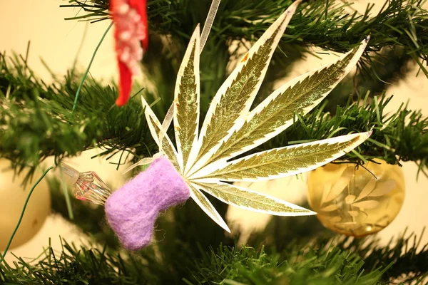 Brinquedo Artesanal Árvore Natal Cannabis Folha Maconha Ano Novo Produto — Fotografia de Stock