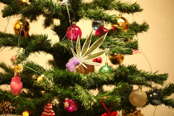 Brinquedo Artesanal Árvore Natal Cannabis Folha Maconha Ano Novo Produto — Fotografia de Stock