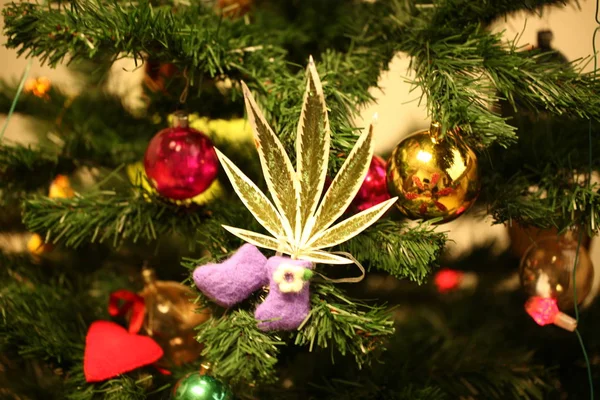 Giocattolo Fatto Mano Sull Albero Natale Cannabis Foglia Marijuana Nuovo — Foto Stock