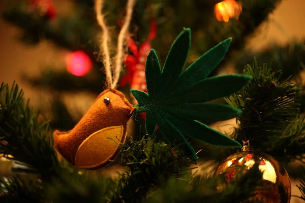 Handmade Toy Cannabis Leaf Bird Beak Cannabis Marijuana New Year — Stock Photo, Image