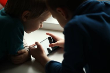 oyun bağımlılığı çocuk, iki kardeş