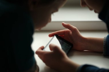 oyun bağımlılığı çocuk, iki kardeş