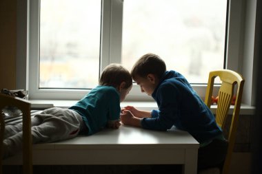 oyun bağımlılığı çocuk, iki kardeş