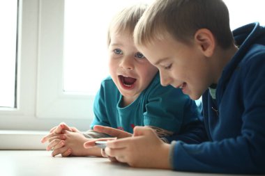 oyun bağımlılığı çocuk, iki kardeş