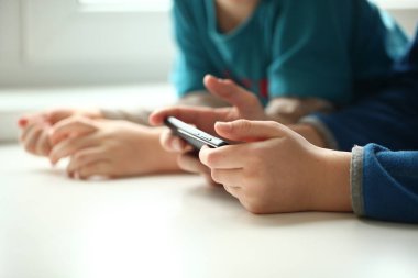 oyun bağımlılığı çocuk, iki kardeş