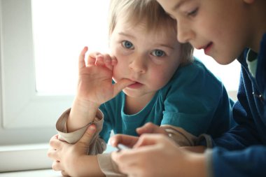 oyun bağımlılığı çocuk, iki kardeş