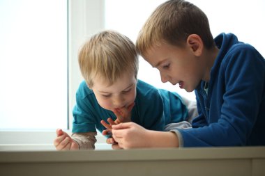 oyun bağımlılığı çocuk, iki kardeş