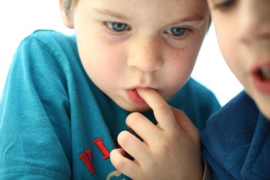 oyun bağımlılığı çocuk, iki kardeş