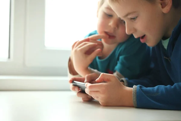 Spielsucht Kinder Zwei Brüder — Stockfoto