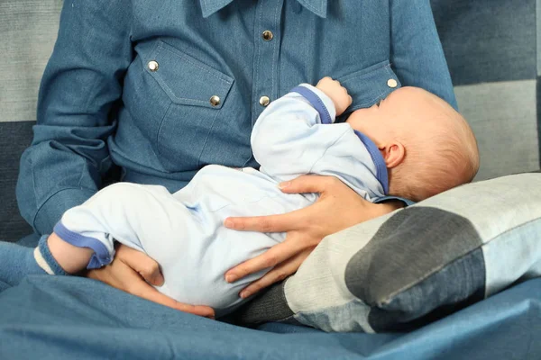 Amamantando Mamá Bebé —  Fotos de Stock