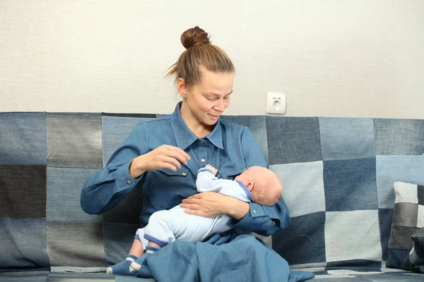 Amamantando Mamá Bebé —  Fotos de Stock