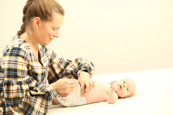 Mother Newborn Baby Changes Diaper Baby — Stock Photo, Image