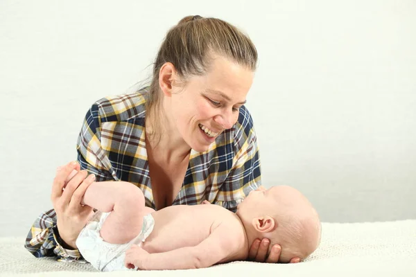 Madre Con Bebé Recién Nacido Cambia Pañal Bebé —  Fotos de Stock