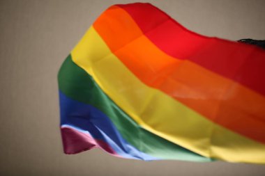 LGBT gurur Gökkuşağı bayrağı yakın çekim 