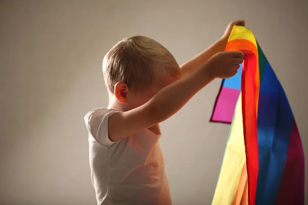 Маленький Мальчик Радужным Флагом — стоковое фото