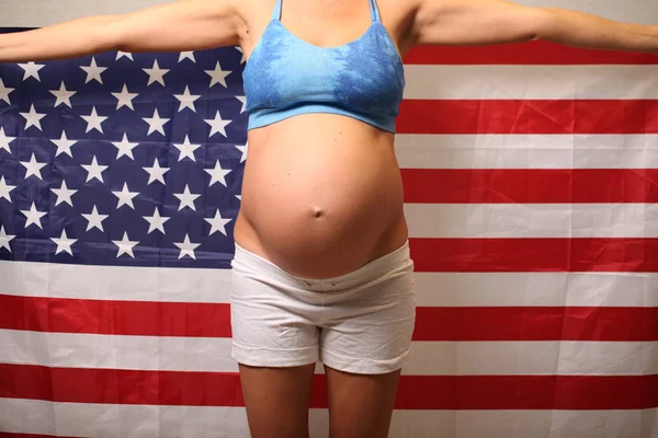 Fertiliteten Hos America Konceptet Gravid Flicka Och Amerikanska Flaggan — Stockfoto