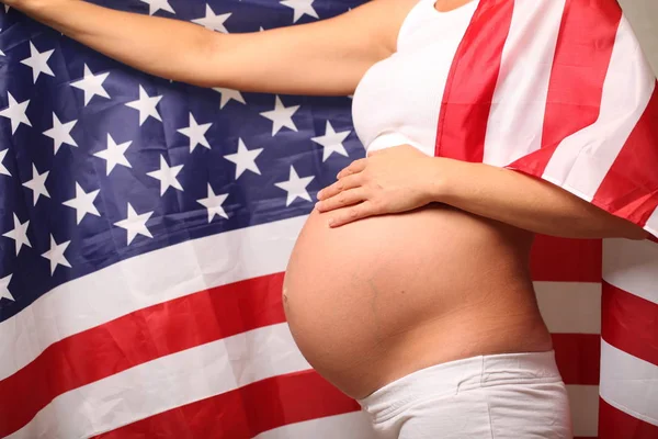 Γονιμότητας Στην Αμερική Έννοια Έγκυος Κοπέλα Και Την Αμερικανική Σημαία — Φωτογραφία Αρχείου
