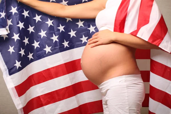 Fertiliteten Hos America Konceptet Gravid Flicka Och Amerikanska Flaggan — Stockfoto