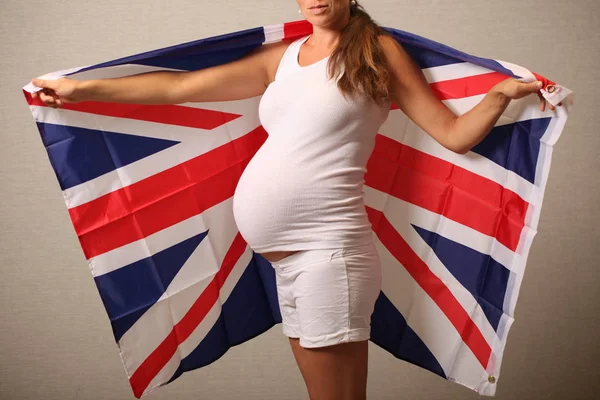不妊治療妊娠中の女の子と英語の旗のイギリスの概念に — ストック写真