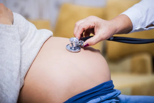 Gravid Kvinna Och Läkare Stetoskop — Stockfoto