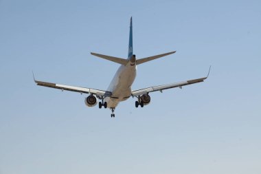 İsrail, Eilat, Haziran 2018. Bir İsrail yolcu havayolu mavi bir gökyüzü ve avuç içi önünde iniyor