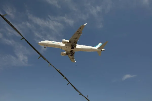 イスラエルのエイラト 2018 青い空とヤシの木の前にイスラエルの旅客航空会社が着陸します — ストック写真