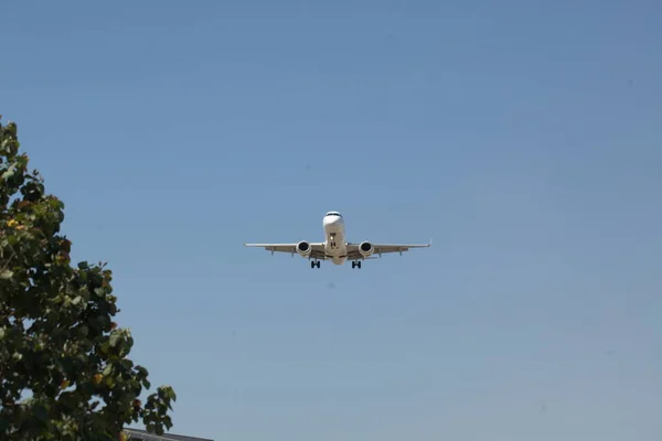 Israel Eilat Juni 2018 Israelisk Passagerareflygbolag Landar Framför Blå Himmel — Stockfoto