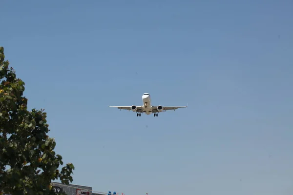 Israel Eilat Juni 2018 Israelisk Passagerareflygbolag Landar Framför Blå Himmel — Stockfoto