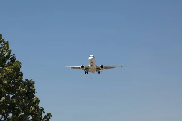 Israel Eilat Juni 2018 Israelisk Passagerareflygbolag Landar Framför Blå Himmel — Stockfoto