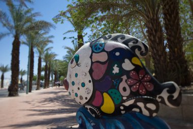İsrail, Eilat, Haziran 2018. Eilat gün kentsel mimari sokak şehir beldesi.