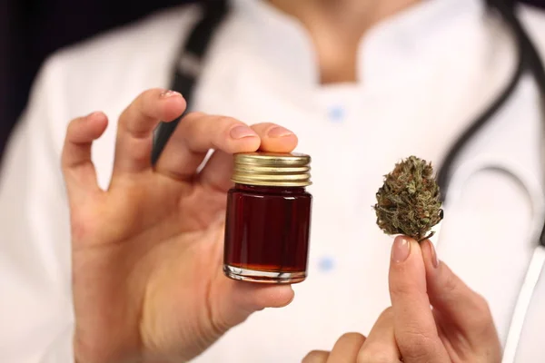 医用大麻在医生的手中 大麻替代药物 — 图库照片