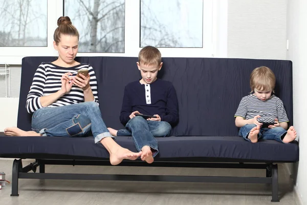 Moeder Met Twee Broers Blonde Jongens Een Blauwe Sofa Thuis — Stockfoto