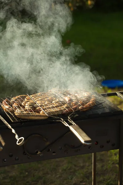 Przygotowanie Kiełbasy Grill Zewnątrz — Zdjęcie stockowe