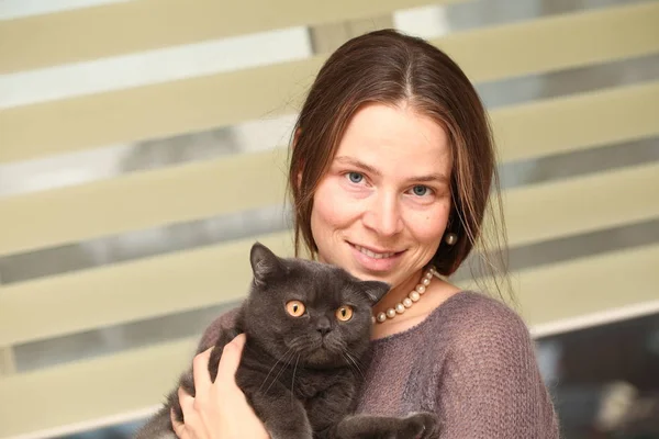 Mädchen Mit Medizinischer Maske Auf Dem Gesicht Hält Britische Katzenrasse — Stockfoto