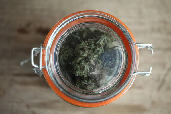 医用大麻大麻在一个玻璃瓶 — 图库照片