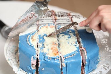 Festival kek yazıt ile dekore edilmiştir..